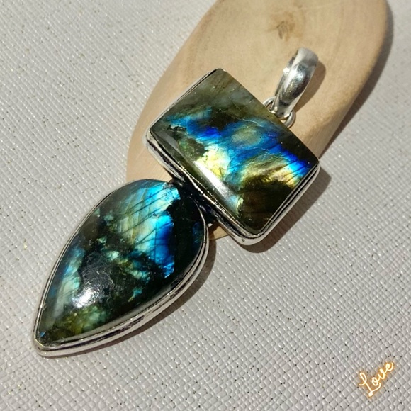 Luminous Labradorite Gemstone Handmade Pendant - Picture 4 of 5